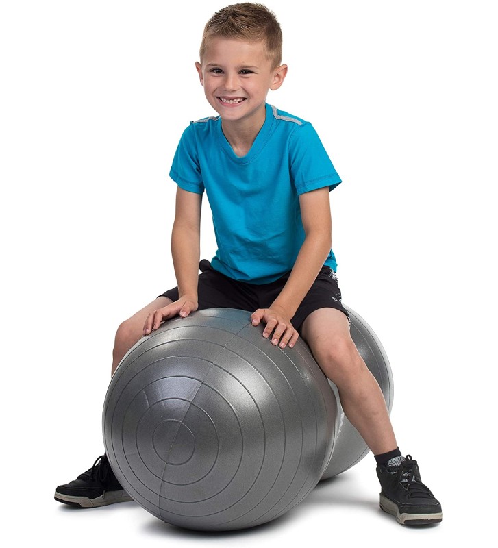 El niño hace un ejercicio con una pelota de alivio para las sensaciones  táctiles. clases sensoriales